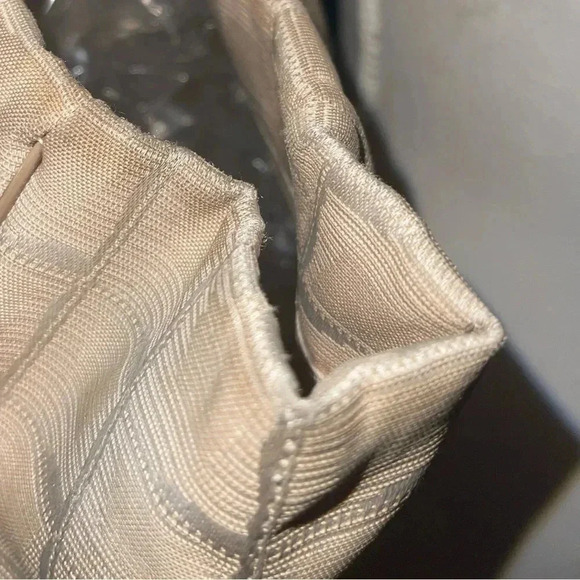 CHANEL
MEDIUM Travel Ligne Tote - Picture 12 of 16